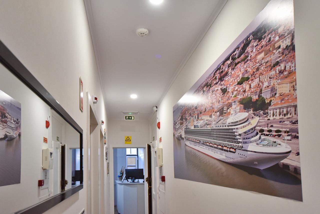 Train Lisbon Hostel Bagian luar foto